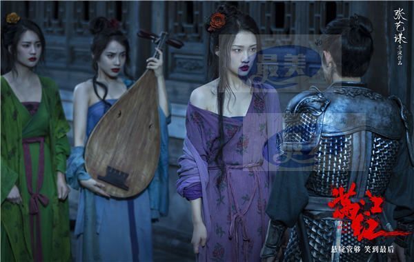 1《满江红》王佳怡林博洋飞凡面露怯色站立一旁.jpg 张艺谋电影《满江红》曝“朱颜风骨”版预告 新人演员王佳怡演绎家国大义撼动人心