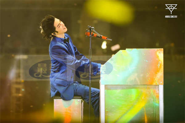 华晨宇携数万歌迷共赴十年庆典 以热情与使命持续发力音乐创作