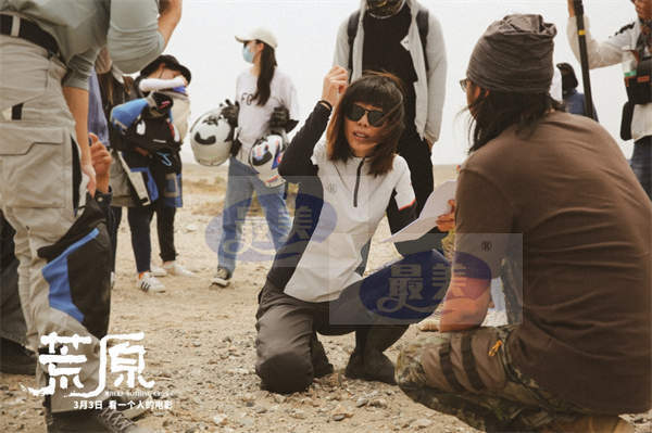 《荒原》点映被赞“有点个性” 曝特辑揭秘“追光”幕后