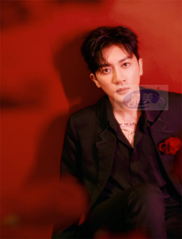 苏有朋登湖南卫视跨年晚会 《玫瑰急救箱》舞台首秀浪漫治愈