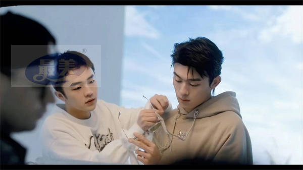 设计师王韵达新系列释出 携手演员刘润南拍摄酷炫眼镜大片