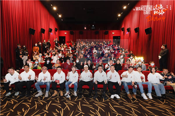 电影《流浪地球2》全国路演开启深圳站 真实道具现场亮相引发观众欢呼