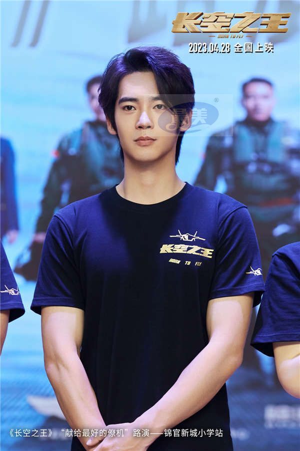 电影《长空之王》全国路演走进成都 险情真实还原获航空人点赞 歼-20呼啸观众热血沸腾