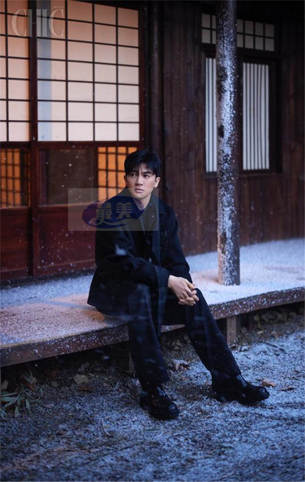 苏有朋登《小资CHIC》开年封面 “遇见冬雪大片”邂逅浪漫