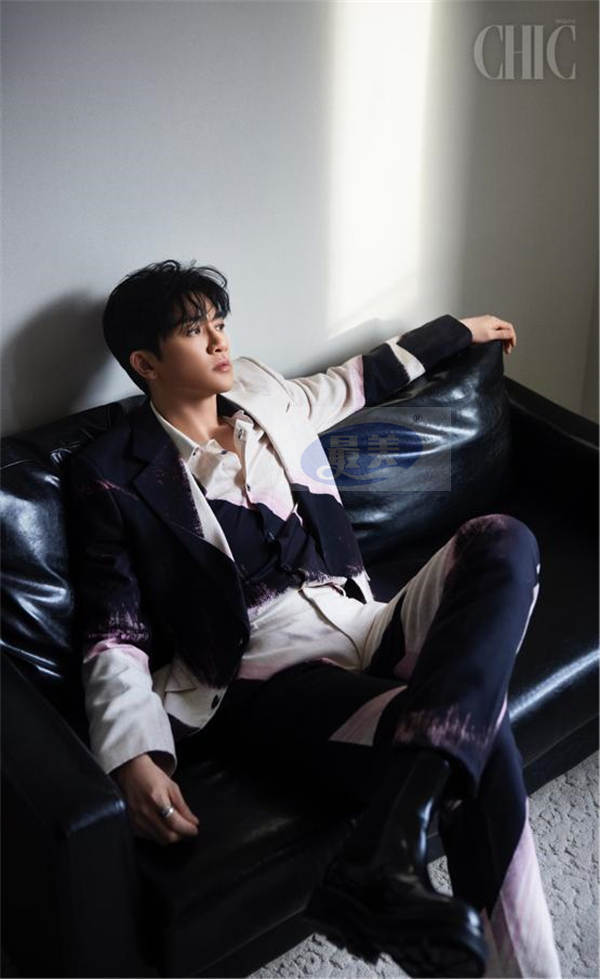 苏有朋登《小资CHIC》开年封面 “遇见冬雪大片”邂逅浪漫