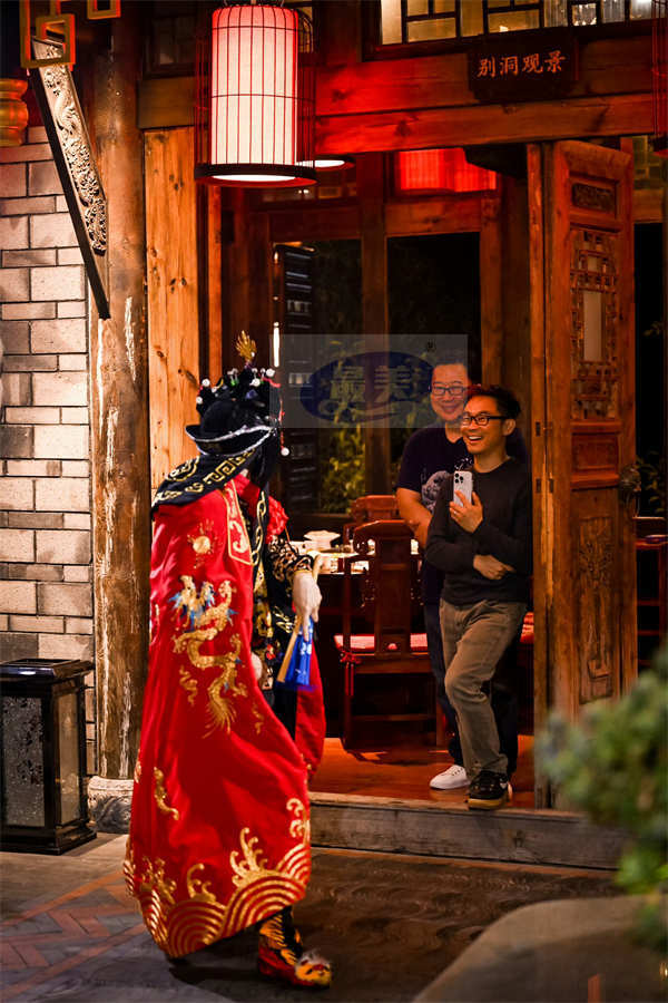 《海王2：失落的王国》预售开启 导演温子仁成都“吸熊猫”