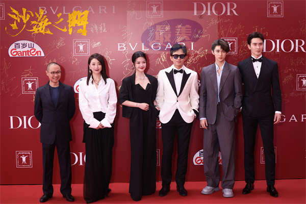 电影《沙海之门》邓超荣梓杉杨子姗全员亮相，花式整活引爆热议