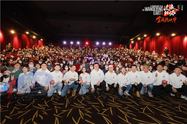 电影《流浪地球2》全国路演开启深圳站 真实道具现场亮相引发观众欢呼