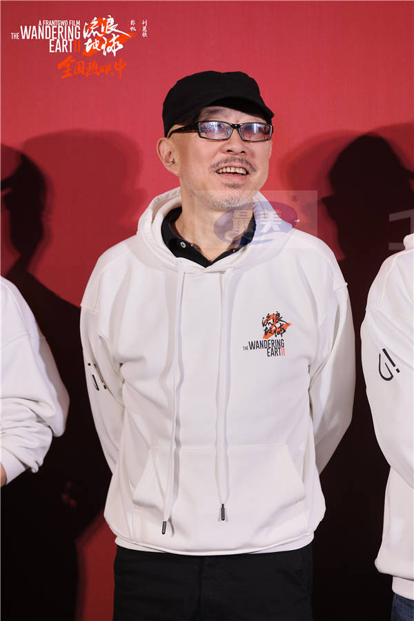 《流浪地球2》重庆路演 导演收到大号“马兆海鸥”美术指导分享太空电梯创作理念