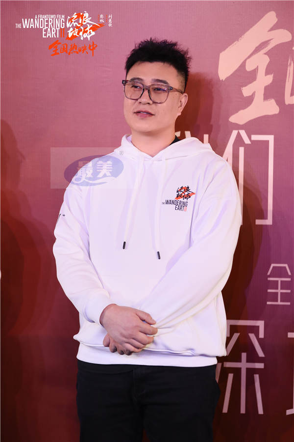 电影《流浪地球2》全国路演开启深圳站 真实道具现场亮相引发观众欢呼