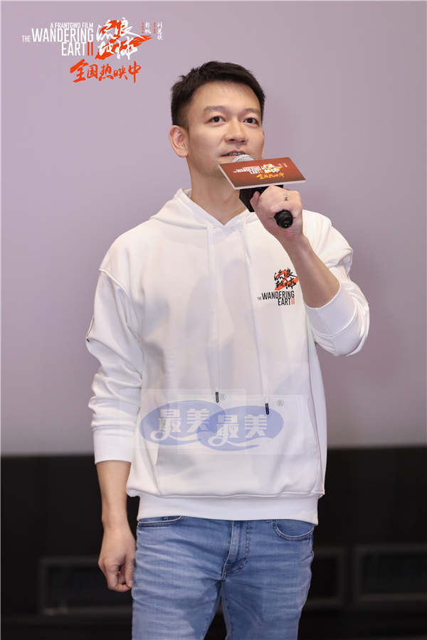 电影《流浪地球2》史上最多幕后主创路演点燃郑州观影热情 千人齐喊“我们在,一直都在”