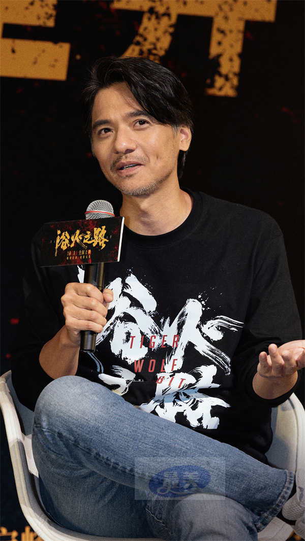 肖央赵丽颖刘烨新片《浴火之路》上海首映狠力全开 曝MV愿天下无拐宝贝回家