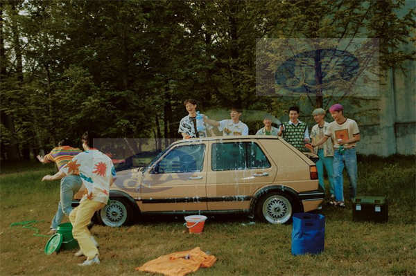 EXO将于7月10日携带正规7辑《EXIST》回归，今天公开新曲《Hear Me Out》音源与MV