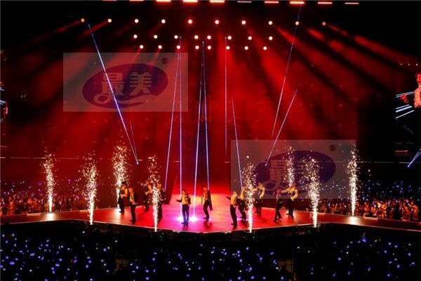 SUPER JUNIOR日本巨蛋单独演唱会盛况空前，印证了不变的人气！