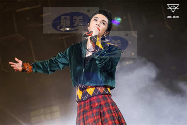 华晨宇携数万歌迷共赴十年庆典 以热情与使命持续发力音乐创作