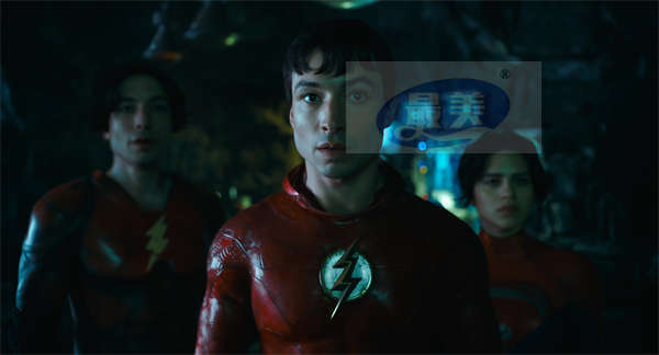 《闪电侠》曝全新海报及预告片 闪电侠拯救至亲引爆宇宙碰撞