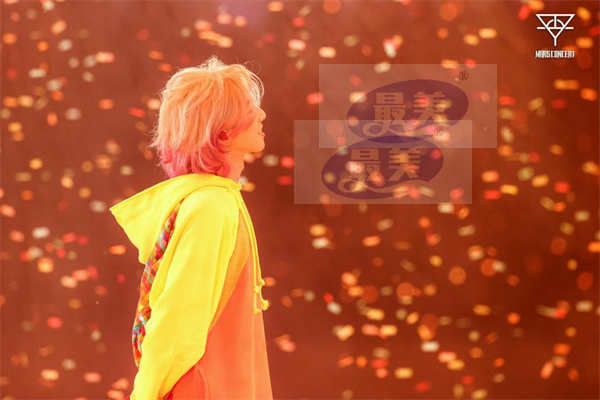 华晨宇火星演唱会南京站火热开唱 暖心发言回应歌迷爱意