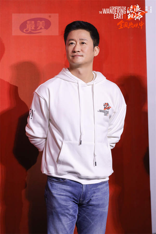 电影《流浪地球2》全国路演青岛站主创齐呼“回家” 小朋友送画感谢科幻启蒙