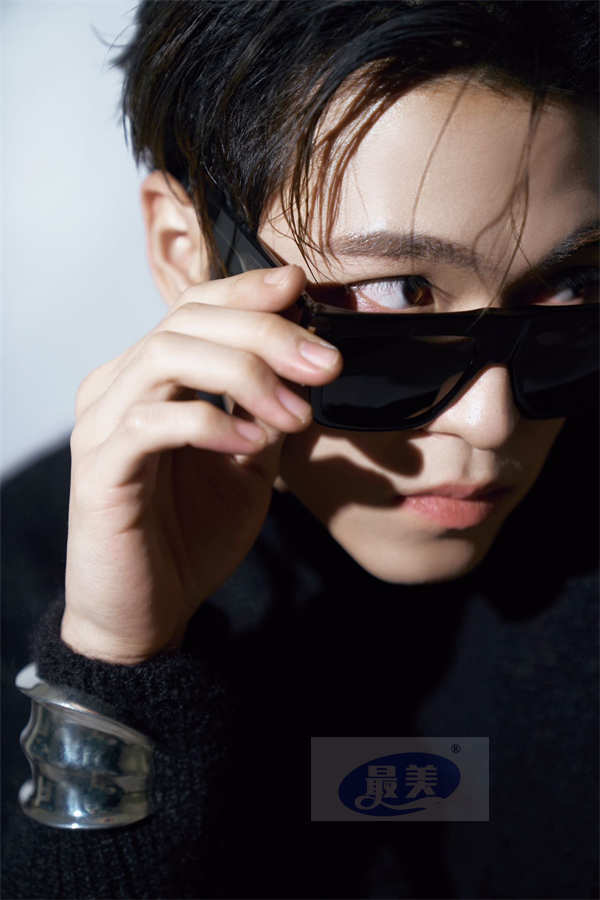 赞多亮相《智族GQ》年度人物盛典 上天入海尽展“疯”姿