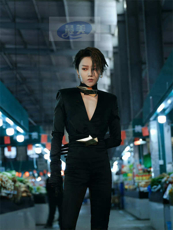 刘雨昕现身《智族GQ》年度人物盛典 暗黑女爵定格耀眼时刻