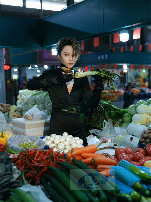 刘雨昕现身《智族GQ》年度人物盛典 暗黑女爵定格耀眼时刻