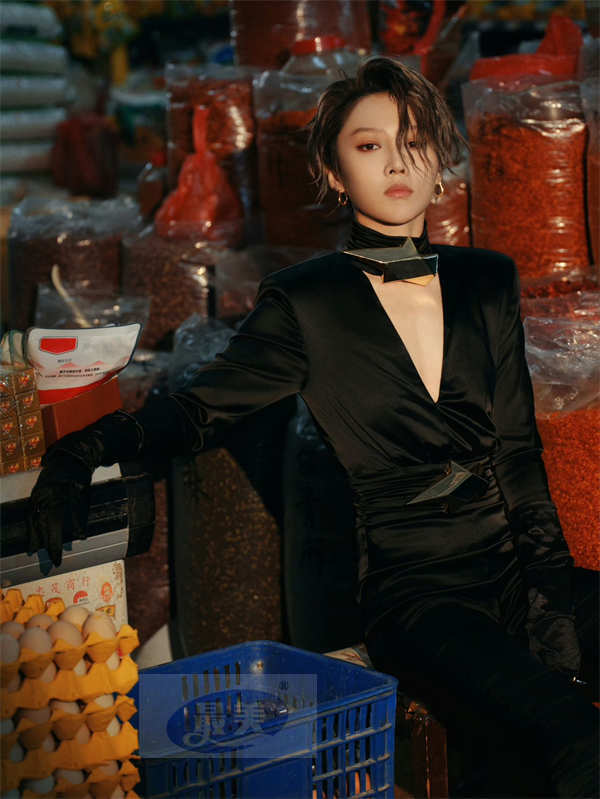 刘雨昕现身《智族GQ》年度人物盛典 暗黑女爵定格耀眼时刻