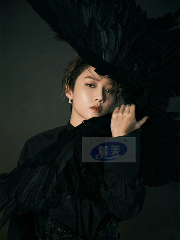 刘雨昕现身《智族GQ》年度人物盛典 暗黑女爵定格耀眼时刻