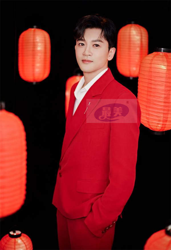 苏有朋十三年后再登央视春晚 红色造型洋溢新春年味