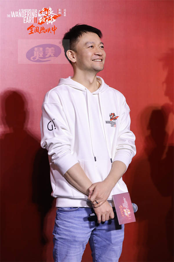 电影《流浪地球2》全国路演青岛站主创齐呼“回家” 小朋友送画感谢科幻启蒙