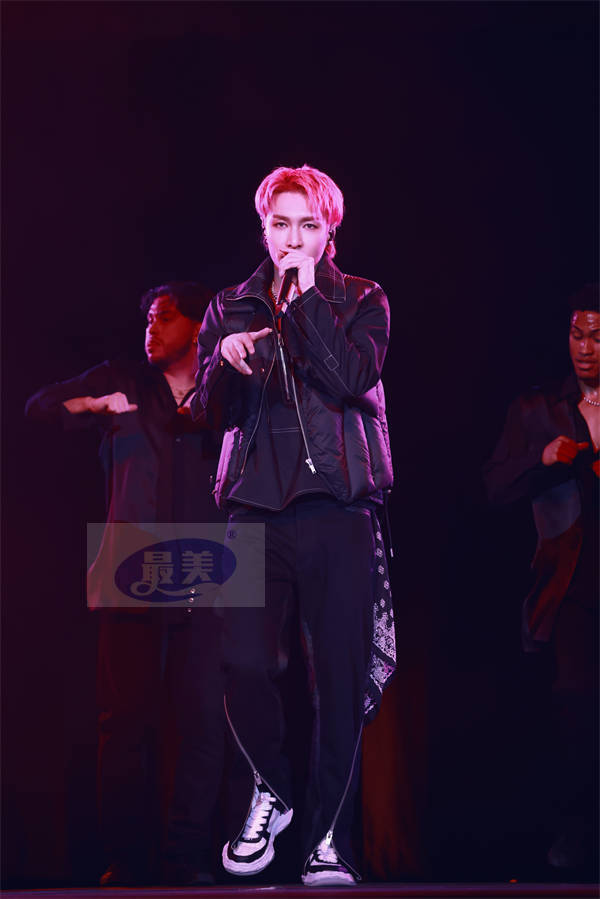 张艺兴领衔MetaMoon音乐节 连唱9首嗨翻全场