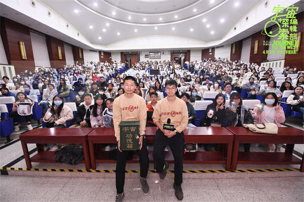 “我哭了四次” 高分年度口碑奇片《宇宙探索编辑部》荒诞中浪漫与温暖并存