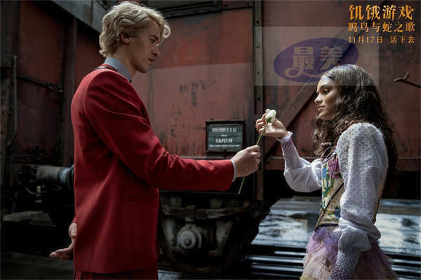 《饥饿游戏：鸣鸟与蛇之歌》中国独家预告及海报 癫狂逃杀看者入戏