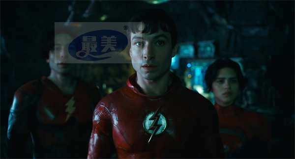 《闪电侠》曝“女神驾到”欢乐片段 社恐超英追爱帅不过三秒