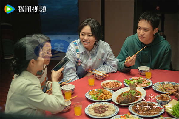 《故乡，别来无恙》发主题预告 任素汐李雪琴史策王子璇故乡上演“世另我”