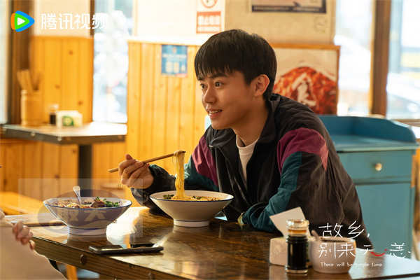 《故乡，别来无恙》发主题预告 任素汐李雪琴史策王子璇故乡上演“世另我”