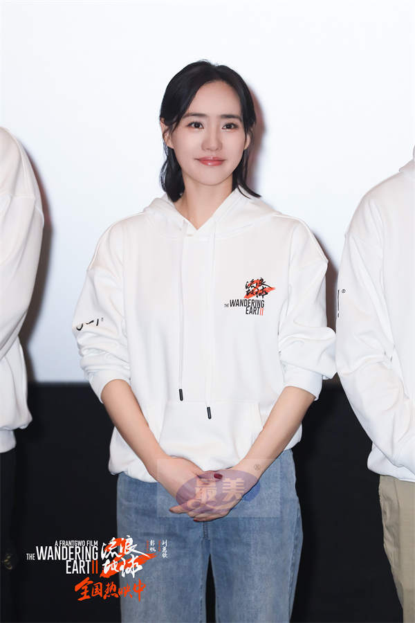 电影《流浪地球2》全国路演青岛站主创齐呼“回家” 小朋友送画感谢科幻启蒙