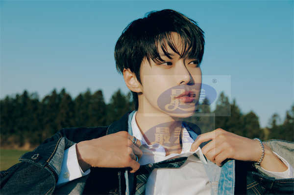 NCT成员道英首张个人专辑《青春的泡沫 (YOUTH)》今日发行!