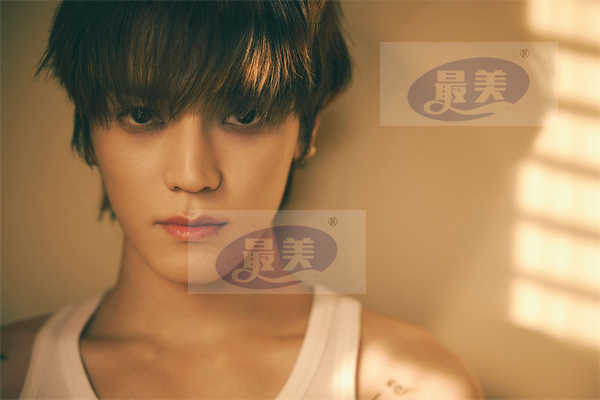 NCT成员泰容的迷你2辑《TAP》获得英国杂志NME好评！