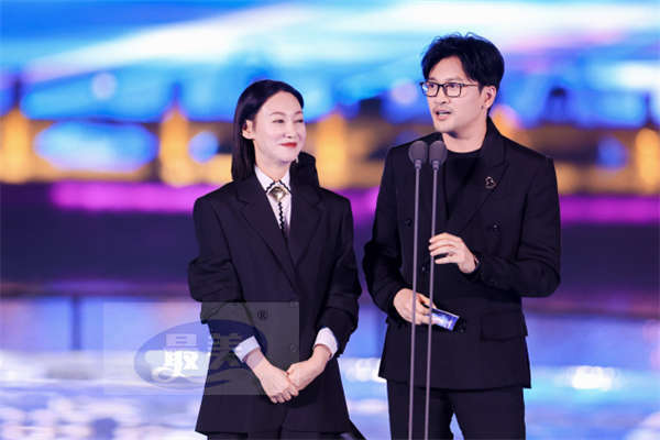 苏有朋出席中国电影大数据盛典 胡子造型展全新风格