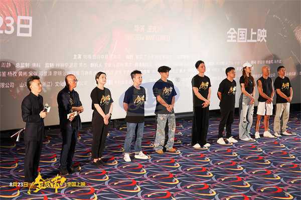 电影《金腰带》成都首映现场 川渝亲切乡音看擂台之上永恒传奇