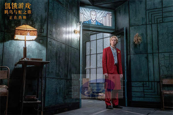 《饥饿游戏:鸣鸟与蛇之歌》曝“末日轰炸”片段 废墟逃杀难度升级