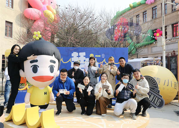 春日赶浪正当时,黄逗菌黄小厨共赴青岛上街里·逛春天艺术节赶浪