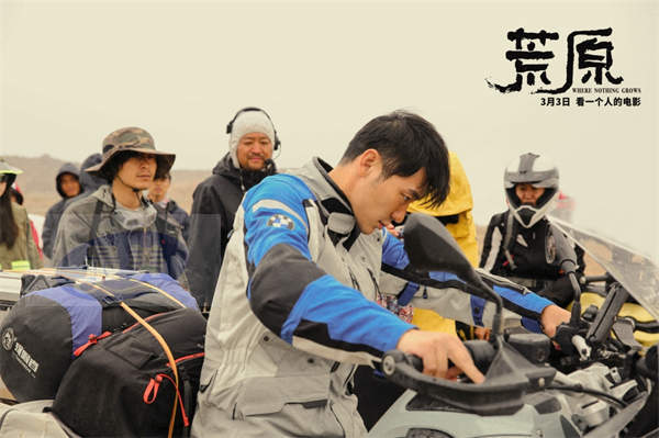 《荒原》点映被赞“有点个性” 曝特辑揭秘“追光”幕后