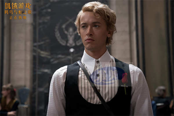 《饥饿游戏:鸣鸟与蛇之歌》曝“末日轰炸”片段 废墟逃杀难度升级