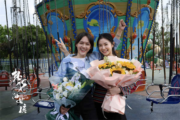 电影《想飞的女孩》杀青曝概念海报刘浩存文淇首度合体！