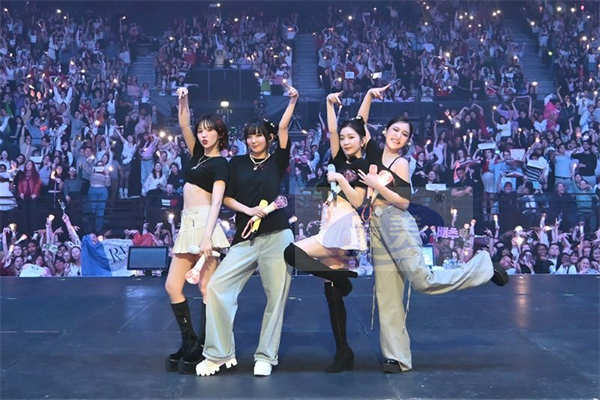 Red Velvet“2023全球巡演”在法国开启拉开欧洲巡演帷幕！ 在巴黎的夜空中绽放的珊瑚粉，带