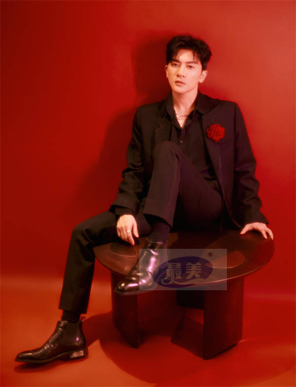 苏有朋登湖南卫视跨年晚会 《玫瑰急救箱》舞台首秀浪漫治愈