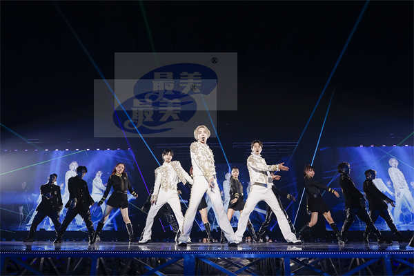 SHINee日本东京巨蛋演唱会圆满结束，现场聚集10万名观众！