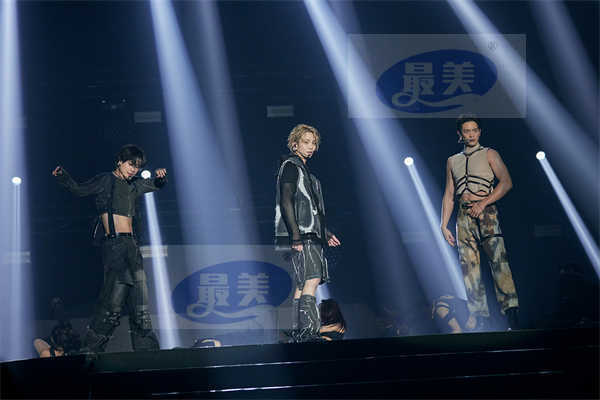 SHINee新加坡演唱会盛况空前，获得1万名当地粉丝的热烈响应！