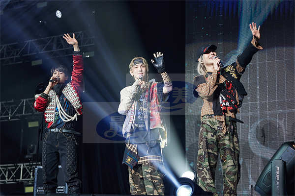 SHINee以中国香港演唱会圆满结束了亚洲巡演，再次证明了超强的SHINee力量！